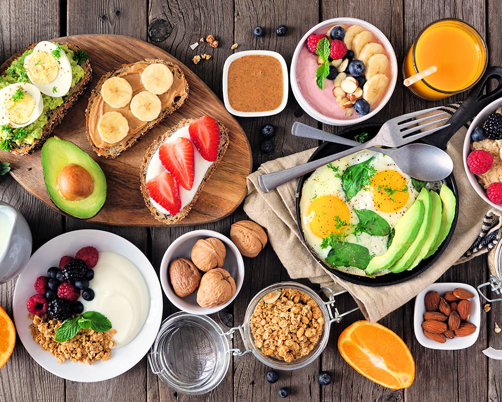 Mesa con productos sanos: fruta, verdura, avena.