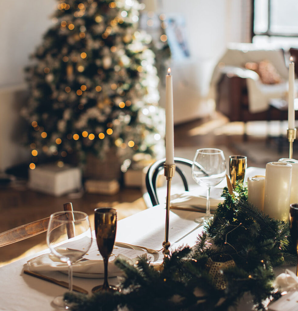 Decoración interior navideña y mesa de Nochebuena con junco y velas