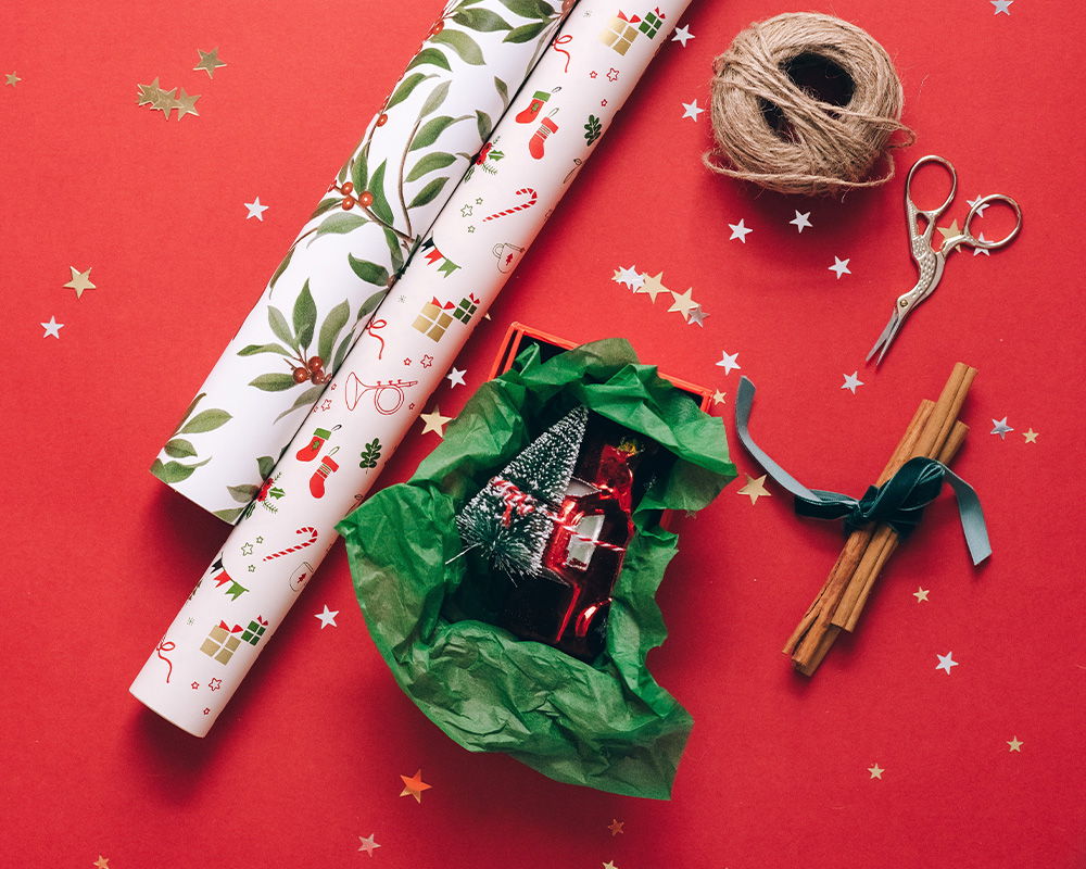 Materiales para envolver regalos: papel de regalo, cuerda, tijeras y accesorios.