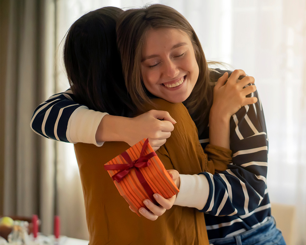Una chica hace un regalo a su hermana y también a una amiga.