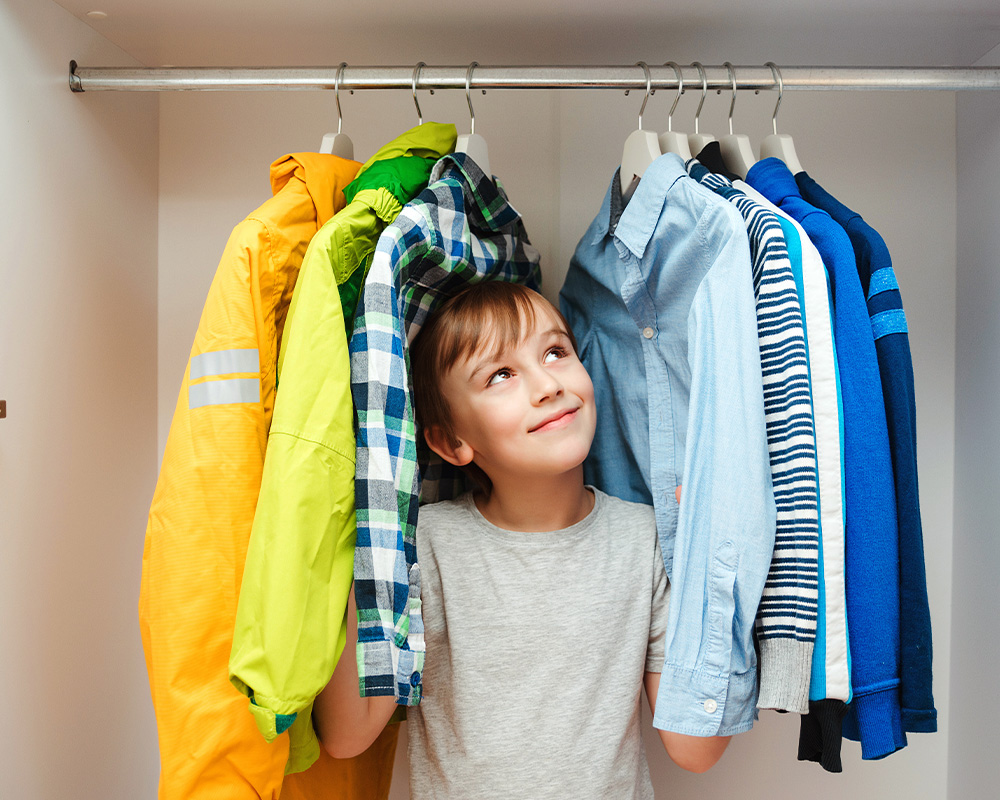 Un niño en el armario de la ropa