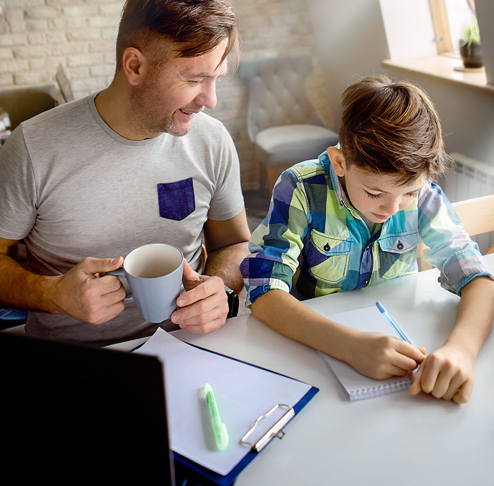 Padre e hijo preparando un horario escolar y una lista de compras