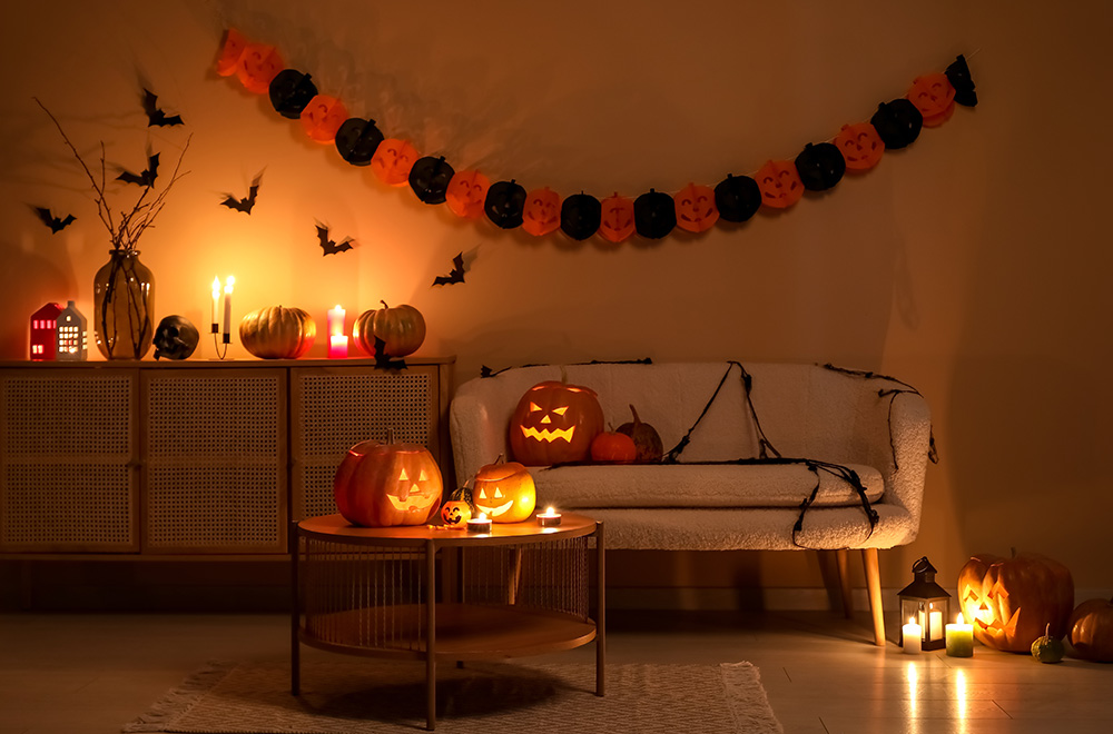 Sala de estar con calabazas y adornos de Halloween