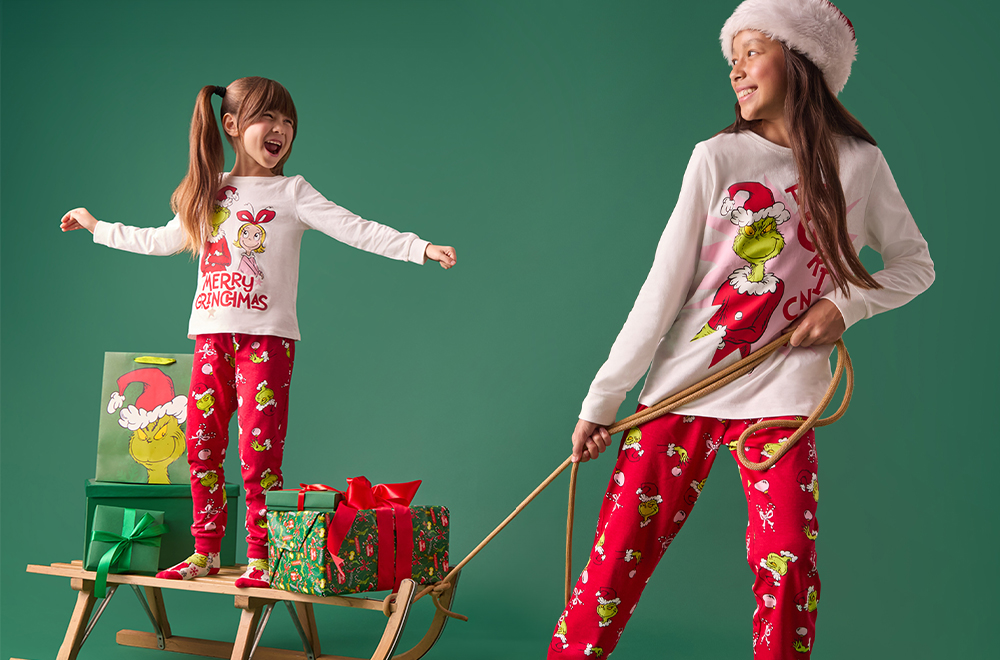 Niñas jugando con pijamas del Grinch