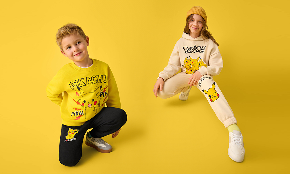 Niños vestidos con ropa de Pokémon