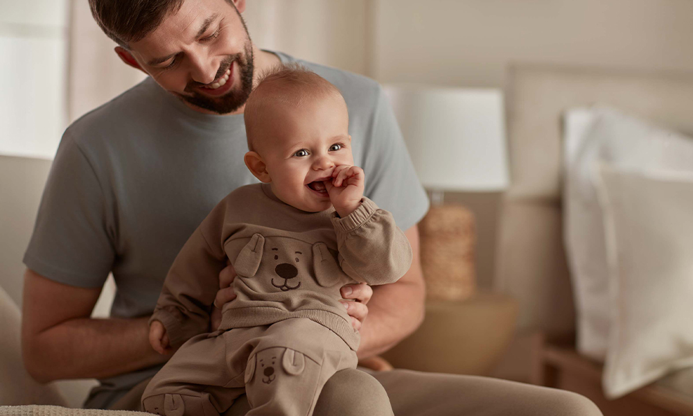 Niño en el regazo de su padre.