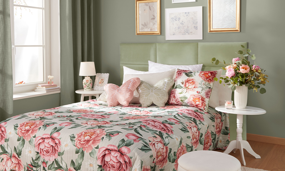 Dormitorio decorado con accesorios de peonías