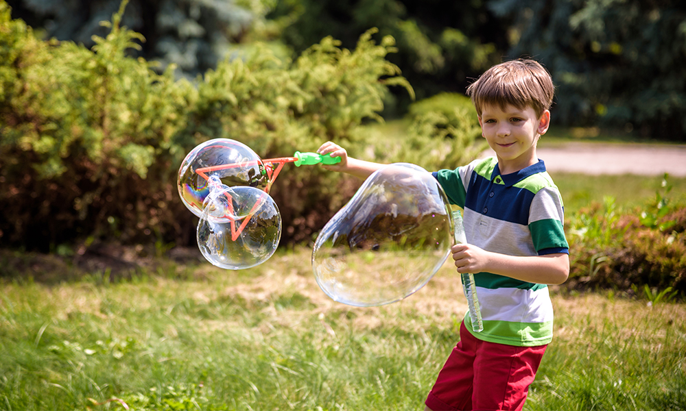 Niño haciendo burbujas